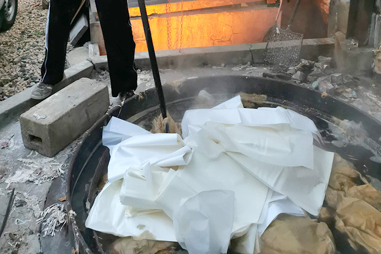 工場で古紙を煮ているところです。