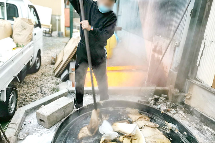 当社でも断裁の過程で出た紙の切れ端などを提供して新たな紙の原料として再利用してもらっています
