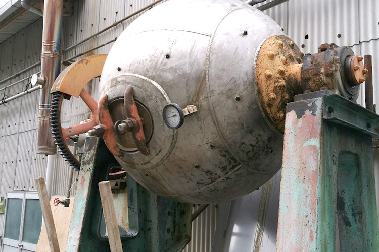 地球釜と呼ばれる物です。原料を高温で蒸しならが回転させることで細かく砕きます。