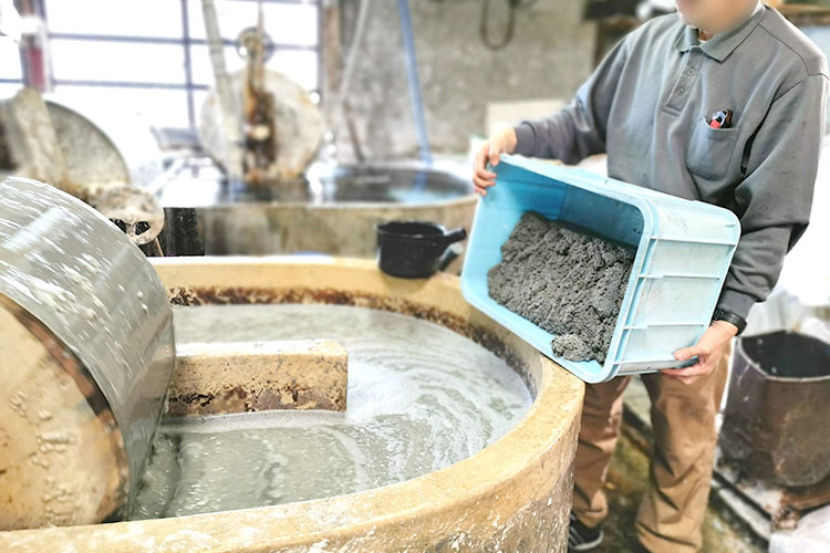 できあがった原料をそれぞれの配合で混ぜて水に溶かします。