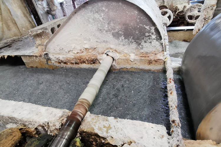 できあがった原料をそれぞれの配合で混ぜて水に溶かします。