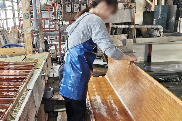 成高式簡易抄紙装置での紙漉きです。足踏み式のペダルが付いており常に一定量の水と原料が供給されます。