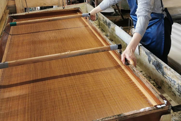 成高式簡易抄紙装置での紙漉きです。足踏み式のペダルが付いており常に一定量の水と原料が供給されます。