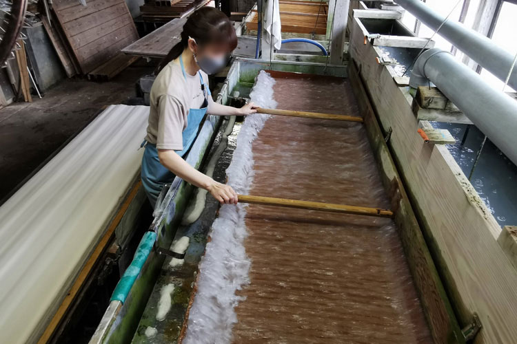 成高式簡易抄紙装置での紙漉きです。足踏み式のペダルが付いており常に一定量の水と原料が供給されます。