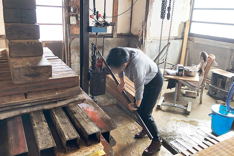 プレス機に掛けて水を抜きます。　