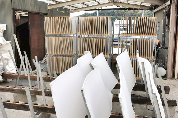 水を抜いた紙を屋外一月程度乾燥させます。