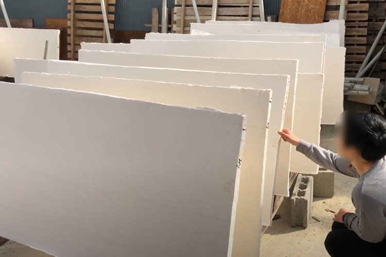 一月程乾燥させた後再び水に浸け、１枚ずつ剥がして熱した鉄板で乾燥させて仕上げます。