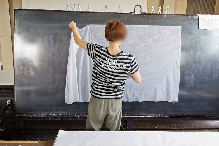 一月程乾燥させた後再び水に浸け、１枚ずつ剥がして熱した鉄板で乾燥させて仕上げます。